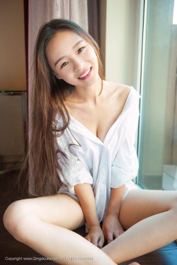 美女露双乳给男人吃奶